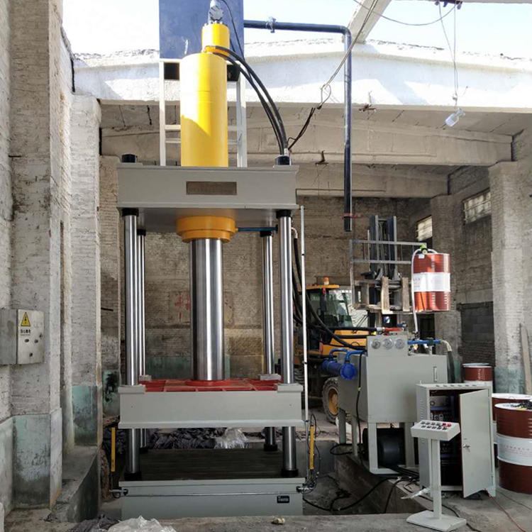 1584962143221067.jpg 玻璃鋼風機(jī)罩模壓機拍攝